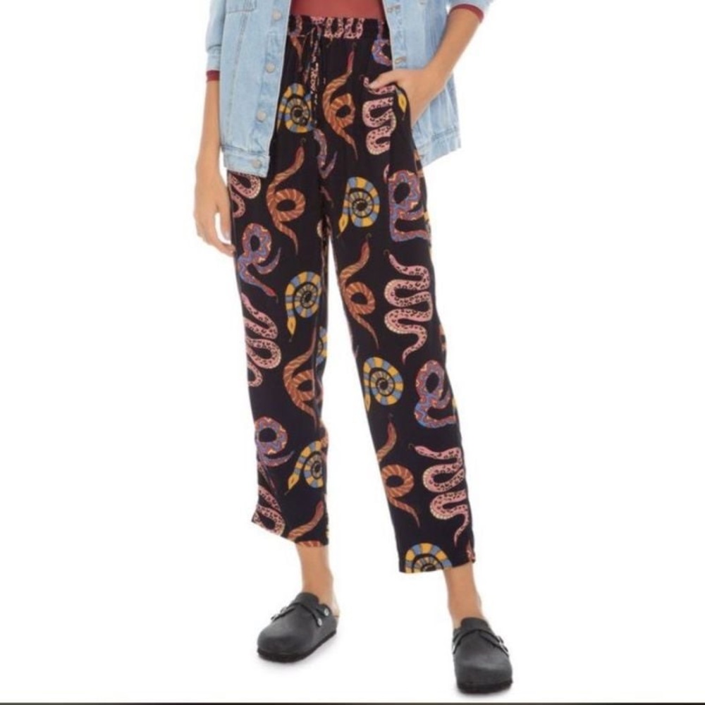 FARM Rio Black Straight-Leg Snake Print Pants with Multicolor Motifs - Picture 3 of 15